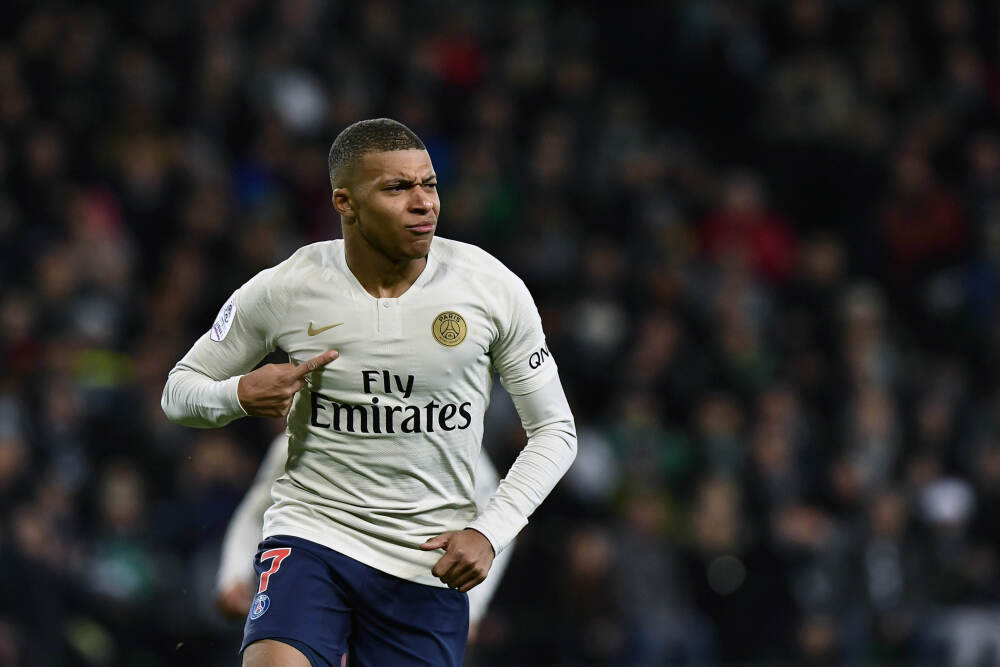 镜报：利物浦即将签下21岁中卫奥多涅斯，转会费可达4300万镑